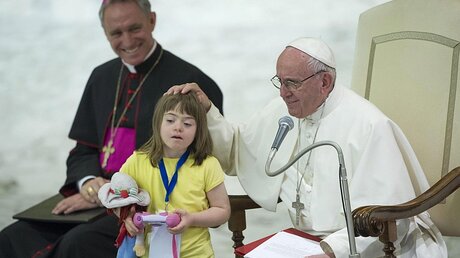 Papst Franziskus trifft Mädchen mit Down-Syndrom / © Giorgio Onorati (dpa)