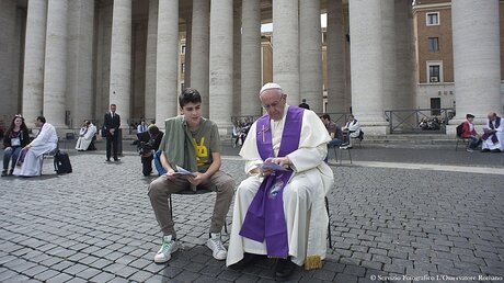 Der Papst nimmt diesem jungen Mann die Beichte ab  / © Osservatore Romano Handout (dpa)