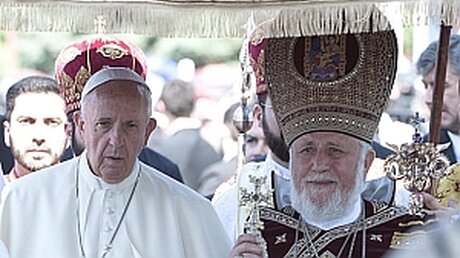 Papst Franziskus beim Gottesdienst mit Katholikos Karekin II. (r.) / © Maurizio Brambatti (dpa)
