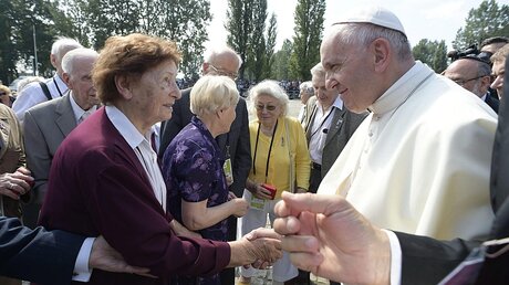 Papst Franziskus trifft Überlebende / © OSSERVATORE ROMANO (dpa)