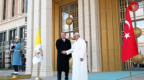 Als erster ausländischer Staatsgast wird Franziskus in der "Ak Saray" ("Weißer Palast") genannten Residenz Erdogans empfangen (dpa)