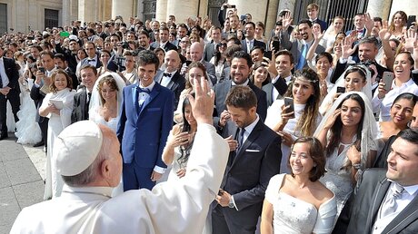 Franziskus segnet Brautpaare / © Osservatore Romano / Handout (dpa)