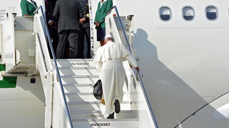 Los geht's: Franziskus steigt ins Flugzeug / © Telenews (dpa)