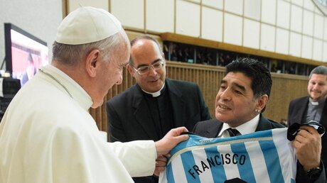 Franziskus mit Diego Maradona / © dpa (dpa)