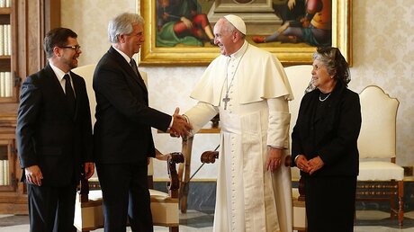 Papst Franziskus empfängt Uruguays Präsidenten Tabare Vazquez (z.v.l.) / © Tony Gentile/Pool (dpa)