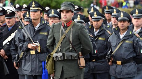 Soldat in historischer Uniform (dpa)
