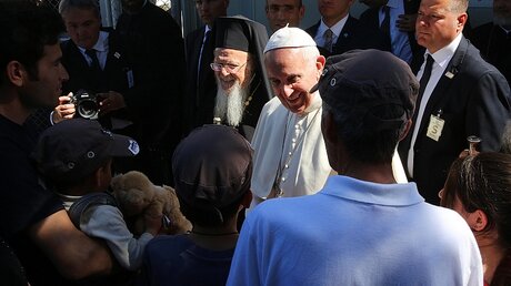 Papst Franziskus im Flüchtlingslager Moria  / © Orestis Panagiotou (dpa)