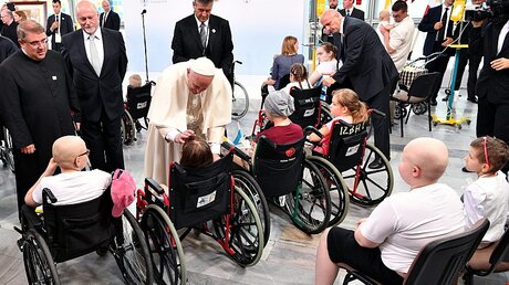 Papst Franziskus segnet Kinder in der Kinderklinik in Krakau / © Maciej Kulczynski (dpa)