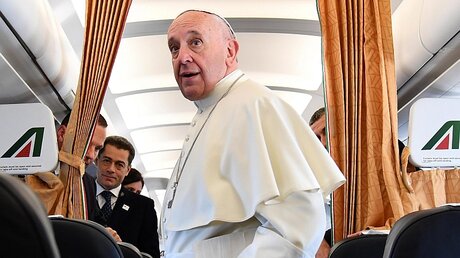 Papst Franziskus im Flugzeug nach Lund.  / © Osservatore Romano/Handout (dpa)