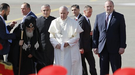 Papst Franziskus und Patriarch Ilia II. am Flughafen / © Zurab Kurtsikidze (dpa)