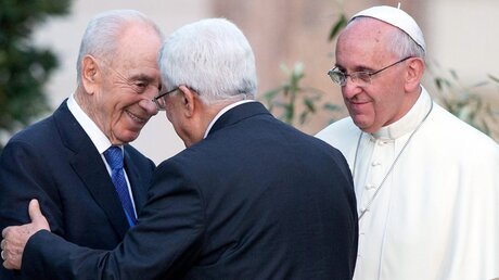 Franziskus begrüßt Abbas und Peres zum Friedensgebet (dpa)