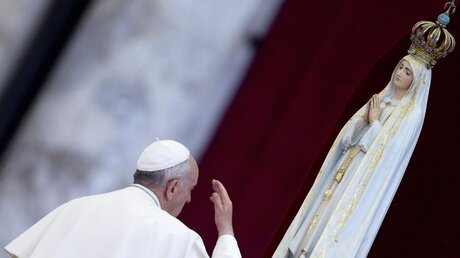 Oktober 2013: Franziskus vor Madonna von Fátima (dpa)