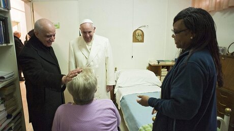 Überraschung - Papst besucht Seniorenheim in Rom / © Osservatore Romano / Handout (dpa)