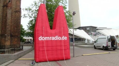 Mit einem aufblasbaren Dom beim Kirchentag  / © domradio.de  (DR)