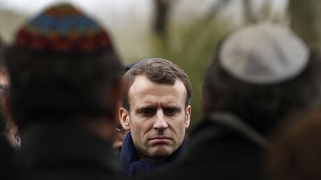 Präsident Macron nimmt an der Beerdigung von Mireille Knoll teil / © Christophe Ena (dpa)