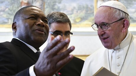 Präsident von Mosambik trifft Papst Franziskus  / © Alberto Pizzoli (dpa)