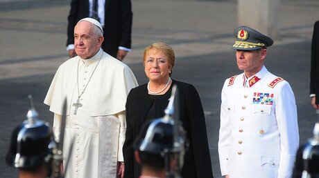 Präsidentin Michelle Bachelet empfängt Franziskus am La Moneda-Palast / © Sebastian Beltran/Agencio Una (dpa)