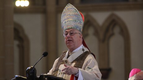 Erzbischof Becker predigt beim Pontifikalamt  (DR)