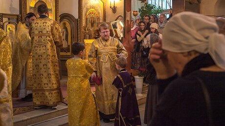 Priester Alexander Konstantinow (M) zelebriert in der Kirche "St. Kosmas und Damian" in Moskau einen Gottesdienst / © Emile Alain Ducke (dpa)