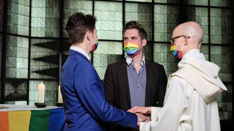 Priester Christian Olding segnet ein homosexuelles Paar / © Rudolf Wichert (KNA)
