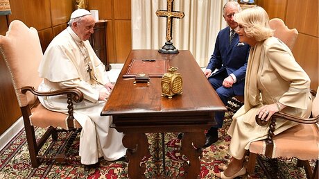 Papst Franziskus im Gespräch mit Prinz Charles und Frau Camilla  / © Tim Rooke/PA Wire (dpa)