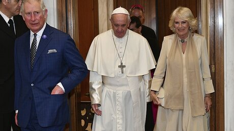 Papst Franziskus empfängt Prinz Charles und Frau Camilla  / © Vincenzo Pinto/AFP/ (dpa)