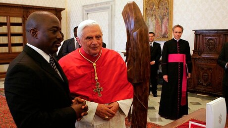 Besuchte im Jahr 2008 Papst Benedikt: Joseph Kabila (l.) / © Pool (KNA)