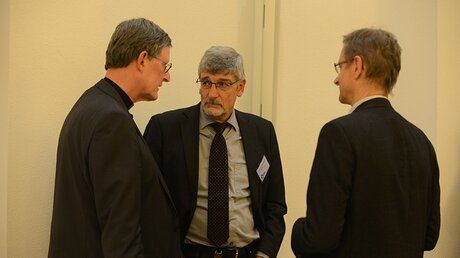 Prof. Dr. Ralph Bergold und Dr. Frank Johannes Hensel im Gespräch mit Kardinal Woelki. / © Tomasetti (DR)
