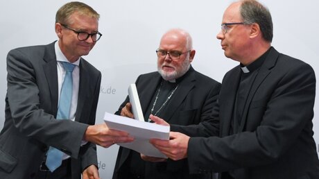 Prof. Dreßing, Kardinal Marx und Bischof Ackermann / © Dedert (dpa)