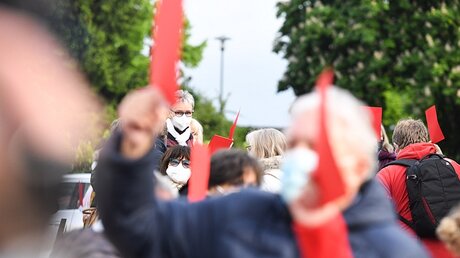 Proteste gegen Kardinal Woelki in Düsseldorf (KNA)