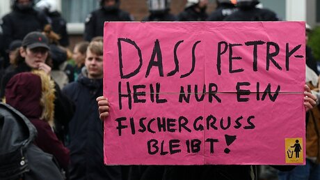 Demonstrant mit Protestplakat / © Henning Kaiser (dpa)