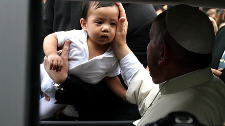 Ein Kind starrt Franziskus an (dpa)
