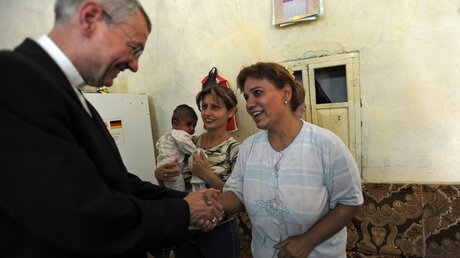 2011: Erzbischof Schick (l.) im Irak  (KNA)