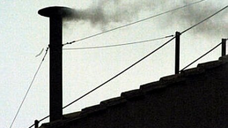 Weißer Rauch am 19. April 2005 (KNA)