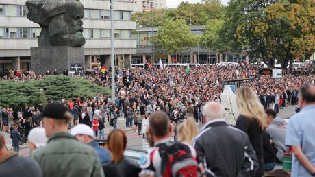 Rechte Demonstranten stehen vor dem Karl-Marx-Monument in Chemnitz / ©  Jan Woitas (dpa)