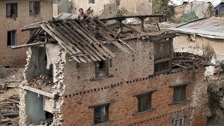 Wiederaufbau in den Ruinen in Nepal / © Narendra Shrestha (dpa)