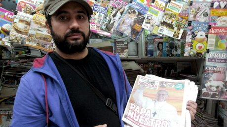Zeitungsverkäufer Jose Garay mit der Zeitung Diario Popular / © Johannes Maeling (DR)