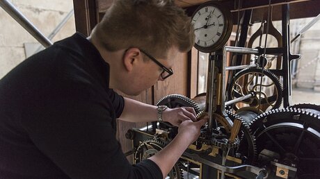 Restaurierung und Instandsetzung der Dom-Uhr durch den Uhrmachermeister und Restaurator Christian Schnurbus / © Mira Unkelbach  (Erzbistum Köln)