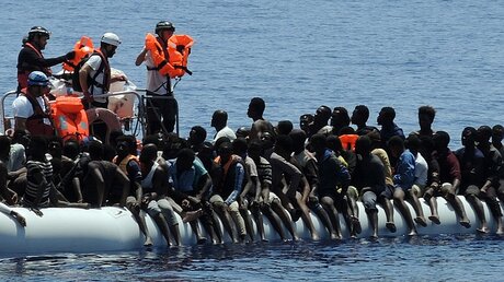 Rettungseinsätze im Mittelmeer / © Lena Klimkeit (dpa)