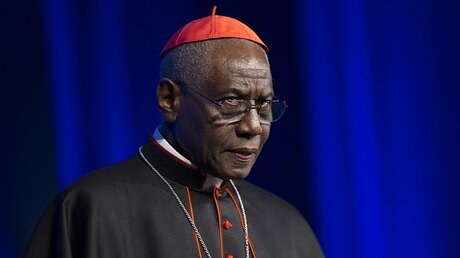 Kardinal Robert Sarah, Präfekt der Kongregation für den Gottesdienst und die Sakramentenordnung / © Bob Roller (KNA)