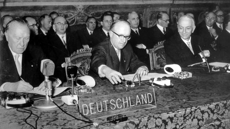 Bundeskanzler Konrad Adenauer (l.) bei der Unterzeichnung der Römischen Verträge am 25.03.1957 / © fotomil (dpa)