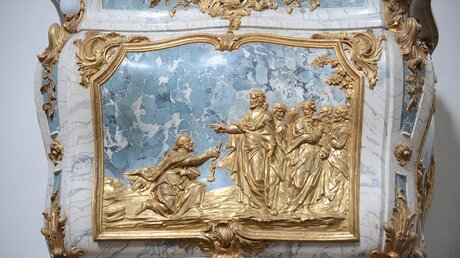 In Rokoko-Manier das Kanzel-Bild: Jesus übergibt Petrus die Schlüssel zum Himmelreich / © Beatrice Tomasetti  (DR)