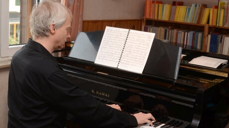 Der Pianist Roland Vossebrecker bereitet sich auf jedes Konzert intensiv vor. / © Tomasetti (DR)