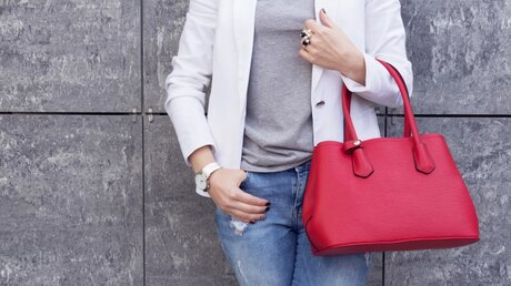Rote Handtasche: Erkennungszeichen zum Equal Pay Day / © Viktoria Minkova (shutterstock)