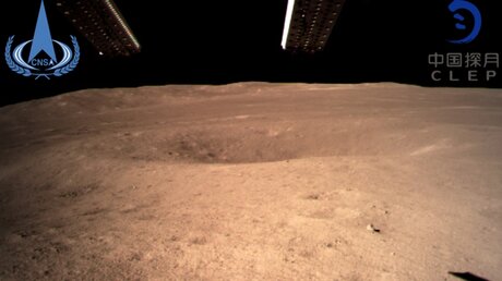 Rückseite des Mondes, aufgenommen von der "Chang'e 4"-Sonde / © CNSA/XinHua (dpa)
