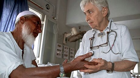 Ruth Pfau behandelt einen an Lepra erkrankten Mann / © DAHW (dpa)