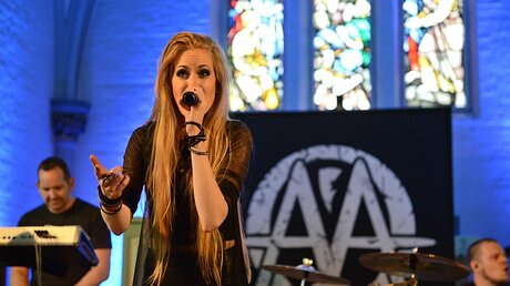 Sängerin beim Konzert der Metal-Band "Aeverium" in der evangelischen Heiligen-Geist-Kirche in Wacken / © Michael Althaus (KNA)