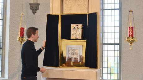Samuel Jacobs öffnet den Tabernakel in der Sakramentskapelle / © Beatrice Tomasetti (DR)