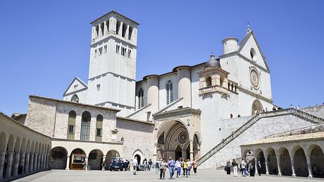 Die Basilica San Francesco in Assisi / © Gerlinde Pfirsching (KNA)