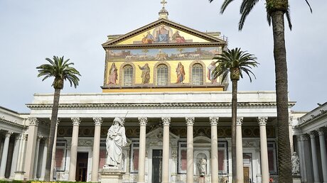 In der Kirche Sankt Paul vor den Mauern in Rom hängen Medaillons aller bisherigen Päpste. / © Gerlinde Pfirsching (KNA)